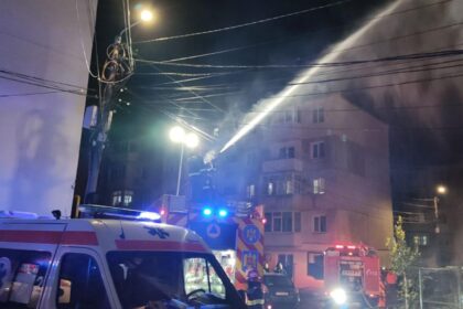 incendiu de amploare intr un bloc din murfatlar zece oameni evacuati de urgenta interventie masiva a pompierilor foto 696a8257cb866