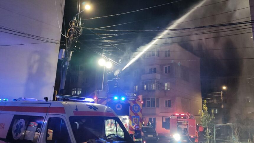 incendiu de amploare intr un bloc din murfatlar zece oameni evacuati de urgenta interventie masiva a pompierilor foto 696a8257cb866