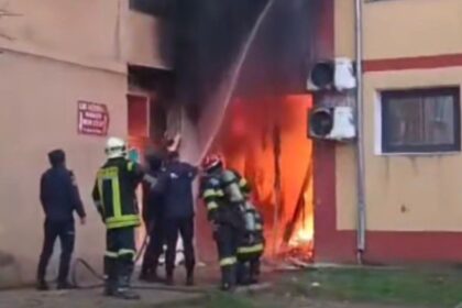 incendiu puternic in resita bloc in flacari oamenii au fost evacuati de urgenta salvatorii intervin video 697db321dd579