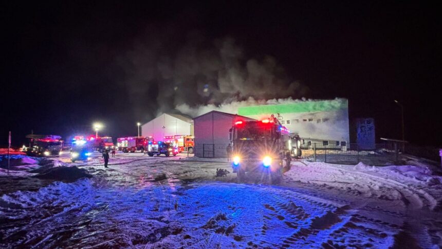 incendiu puternic la o fabrica de polistiren din cluj noua autospeciale s au mobilizat sa stinga flacarile 696d7d023f058