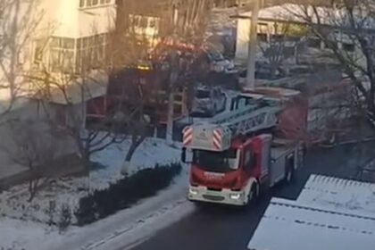 incendiu puternic la un bloc din tomesti o femeie a murit si doi barbati au arsuri video 696e4906333ee