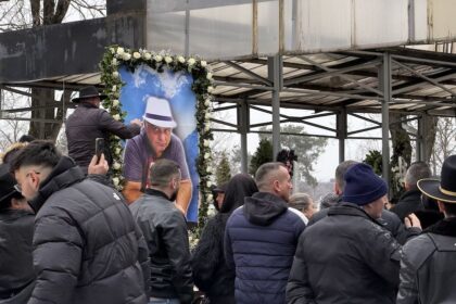 inmormantarea cu alai a unui important lider interlop din oradea sicriul si coroanele de flori trase de cai video 6972c321ef49e