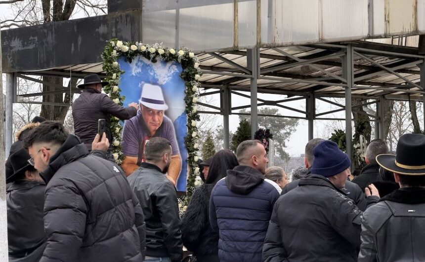 inmormantarea cu alai a unui important lider interlop din oradea sicriul si coroanele de flori trase de cai video 6972c321ef49e