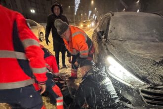 interventie a jandarmilor ieseni o femeie ranita ajutata dupa ce a cazut pe carosabil 695fd55e6690d