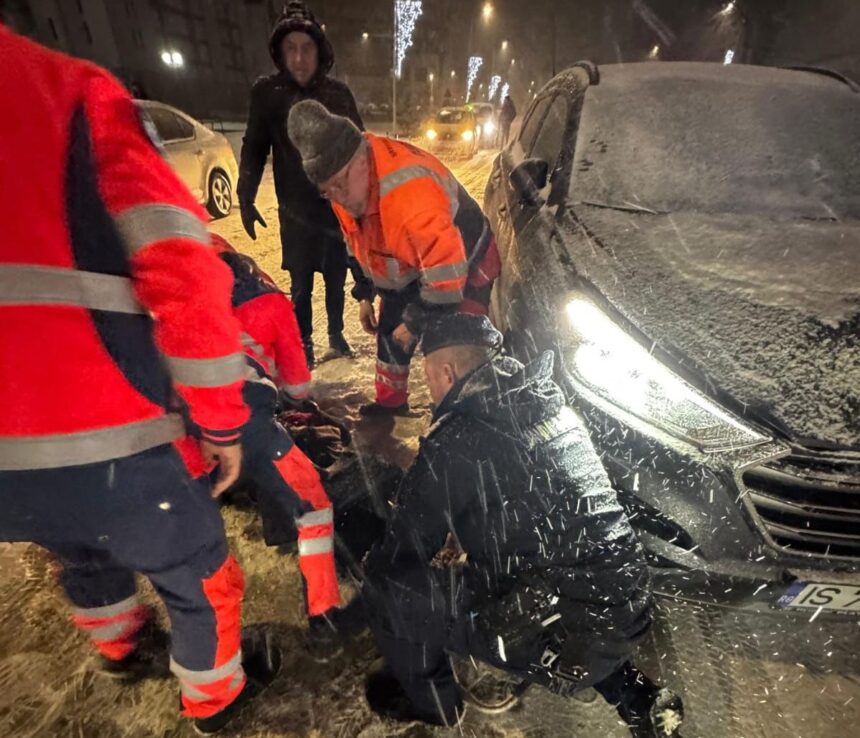 interventie a jandarmilor ieseni o femeie ranita ajutata dupa ce a cazut pe carosabil 695fd55e6690d
