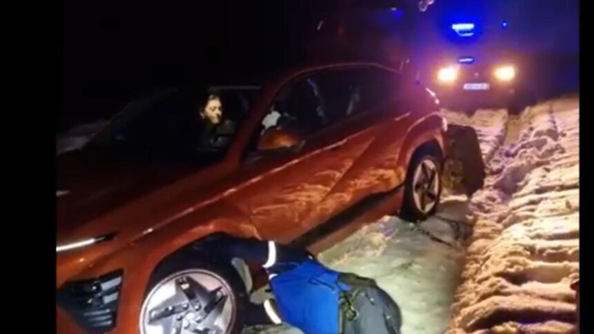 interventie contra cronometru la sugag familie salvata de jandarmii montani dupa ce a ramas blocata in nameti video 695d534f774ad