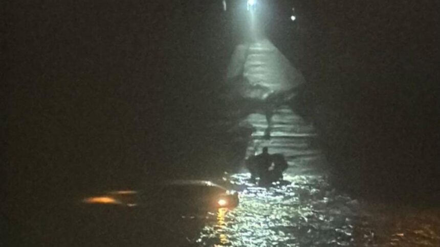 interventie de urgenta la targu jiu un barbat a cazut cu masina in rau 695e9b847a9c2