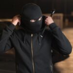 jaf intre vecini la iasi hotii au iesit cu bijuterii de 10 000 de lei si s au dus cu ele direct la amanet prinsi pentru ca si au lasat amprentele pe plasa de tantari 6978ad4e45c8a