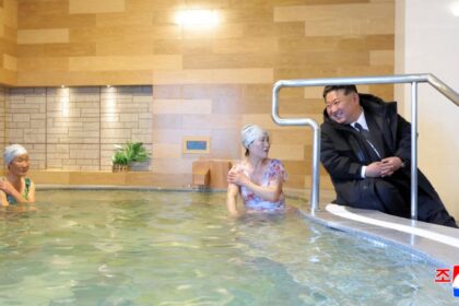 kim jong un blindat cu pufoaica la marginea piscinei restul lumii in costum de baie inaugurare ca la carte in coreea de nord video 69733fb423ac9