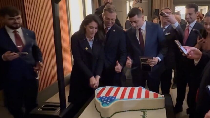 liderul pnl iasi despre vizita lui simion in sua un chelner geopolitic la o petrecere privata taind cu satisfactie un tort in forma groenlandei 69720b87ebf4c