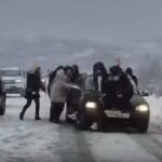 lipsa anvelopelor de iarna pericol pe sosea solutia extrema a unor tineri pe un drum inghetat 695d46716554d