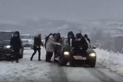 lipsa anvelopelor de iarna pericol pe sosea solutia extrema a unor tineri pe un drum inghetat 695d46716554d