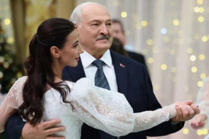 lukasenko le da sfaturi de frumusete femeilor nu va mai ungeti fata cu tot felul de infectii curatati zapada asta va tine tinere 697e3291bee05