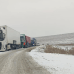 mai multe tiruri de marfa blocate in sir pe drumul strategic de la marginea orasului foto video 695f730dd8faf