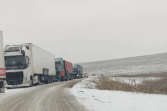 mai multe tiruri de marfa blocate in sir pe drumul strategic de la marginea orasului foto video 695f730dd8faf