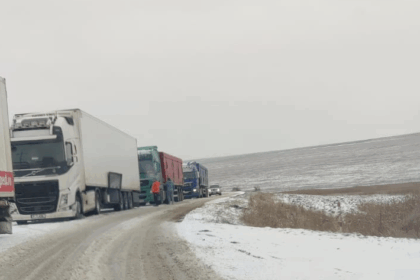 mai multe tiruri de marfa blocate in sir pe drumul strategic de la marginea orasului foto video 695f730dd8faf