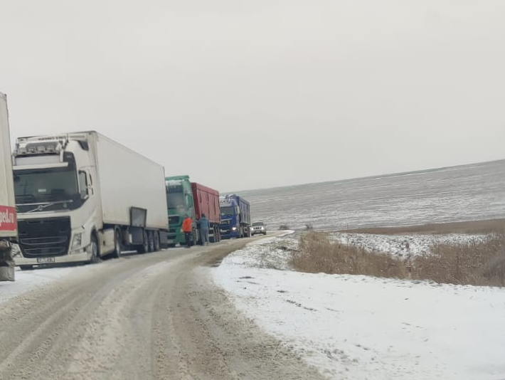 mai multe tiruri de marfa blocate in sir pe drumul strategic de la marginea orasului foto video 695f730dd8faf