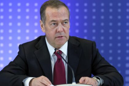 medvedev scrie thrillere politice cancelarul merz distribuit fara sa stie intr un scenariu de rapire 695ac1dc6f60e