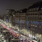 mesajul mars la moscova afisat pe cladirile din piata universitatii in timpul protestului aur cativa protestatari au injurat video 696984f81084f