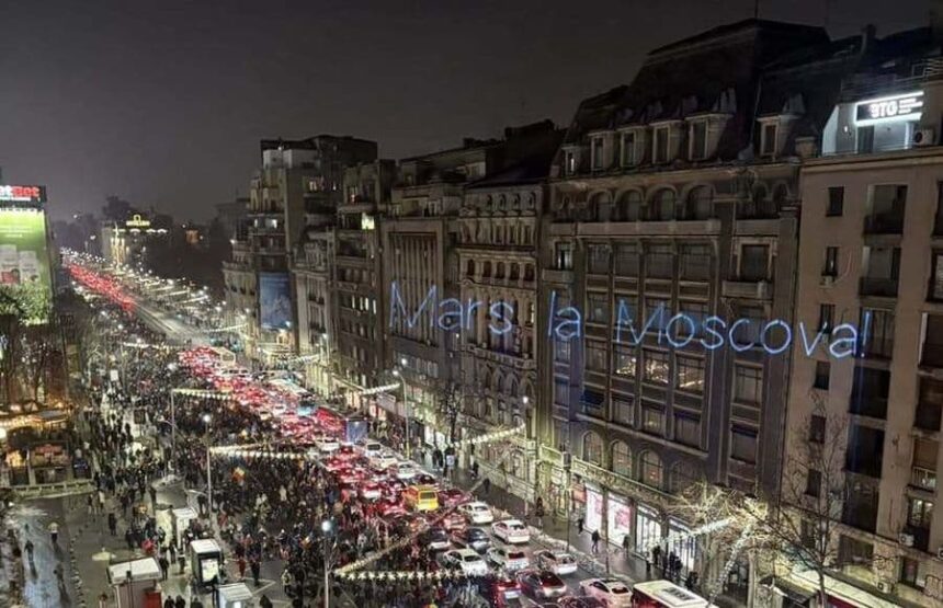 mesajul mars la moscova afisat pe cladirile din piata universitatii in timpul protestului aur cativa protestatari au injurat video 696984f81084f