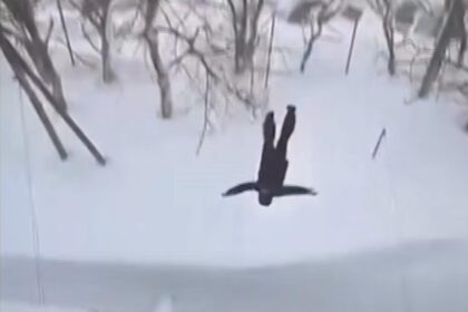 metoda inedita de a iesi din casa un rus a testat prospetimea zapezii sarind de la etajul 5 video 6972437ae0b0a