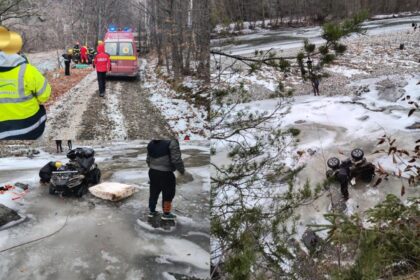 misiune contracronometru in muntii vrancei doua persoane au fost ranite dupa ce au cazut cu atv ul in raul putna 6957f4ac0c823