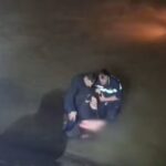 momentul in care doi politisti au salvat o femeie dintr o masina cazuta in raul jiu video 695f85a6c3662 1