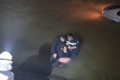 momentul in care doi politisti au salvat o femeie dintr o masina cazuta in raul jiu video 695f85a6c3662 1