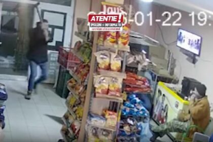 momentul in care un politician este atacat cu toporul in magazin cum se simte in prezent video 69764bed711be