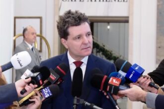 nicusor dan blocat la paris din cauza vremii rele din tara 695d823ce776a