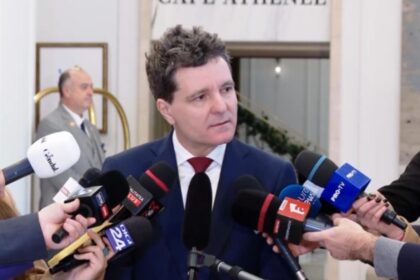 nicusor dan blocat la paris din cauza vremii rele din tara 695d823ce776a