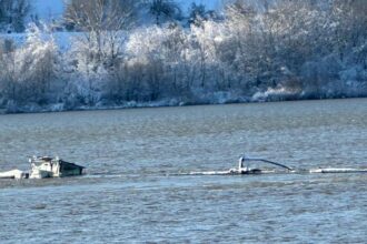 o barja incarcata cu ingrasaminte chimice s a scufundat in dunare la zimnicea autoritatile au reactionat abia dupa trei zile 696612ccccdee