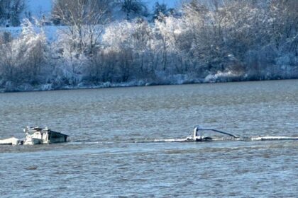 o barja incarcata cu ingrasaminte chimice s a scufundat in dunare la zimnicea autoritatile au reactionat abia dupa trei zile 696612ccccdee