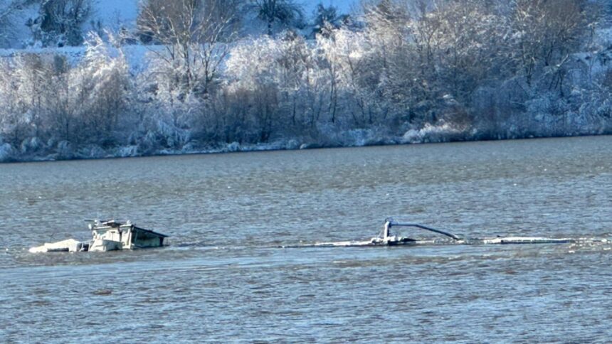o barja incarcata cu ingrasaminte chimice s a scufundat in dunare la zimnicea autoritatile au reactionat abia dupa trei zile 696612ccccdee