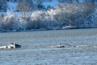 o barja incarcata cu peste 1000 de tone ingrasamant de azot s a scufundat in dunare la zimnicea 69660f757a081