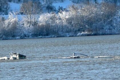 o barja incarcata cu peste 1000 de tone ingrasamant de azot s a scufundat in dunare la zimnicea 69660f757a081