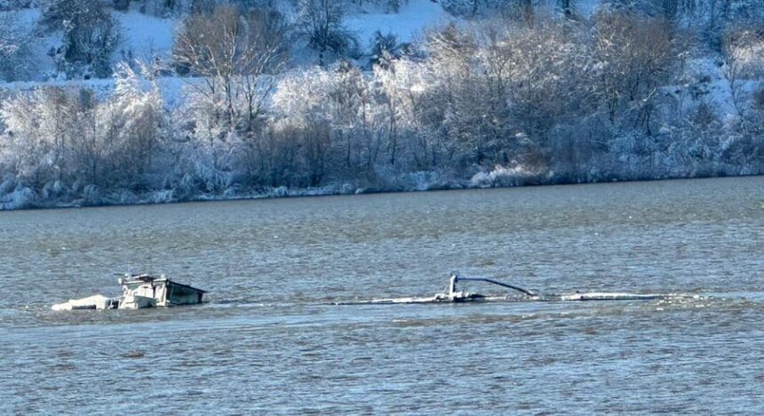 o barja incarcata cu peste 1000 de tone ingrasamant de azot s a scufundat in dunare la zimnicea 69660f757a081