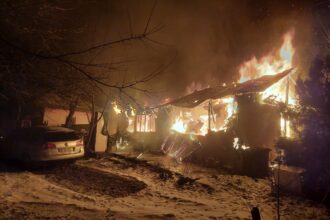 o casa din rediu a fost cuprinsa de flacari noaptea trecuta 696dc799a1266