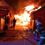 o casa si un magazin au fost distruse intr un incendiu izbucnit in aceasta dimineata 696b2f51509e1