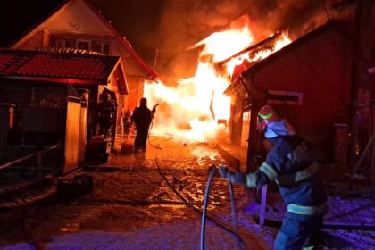 o casa si un magazin au fost distruse intr un incendiu izbucnit in aceasta dimineata 696b2f51509e1