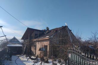 o femeie a cazut de la inaltime in timp ce incerca sa isi salveze bunurile dintr un incendiu care i a cuprins locuinta 696cd532c4ee6