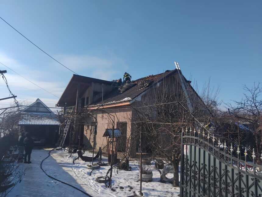 o femeie a cazut de la inaltime in timp ce incerca sa isi salveze bunurile dintr un incendiu care i a cuprins locuinta 696cd532c4ee6