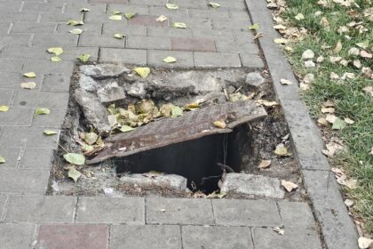 o femeie care a calcat intr o gura de canal descoperita a castigat despagubiri de 5 000 de euro ea a atacat decizia la o instanta superiora 6976c0f181210