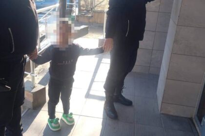 o femeie si a lasat baietelul de 4 ani la gradinita in iasi dar dupa cateva ore a avut un soc micutul a fost gasit singur pe strada 6966e2b9d0fb4 1