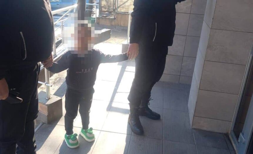 o femeie si a lasat baietelul de 4 ani la gradinita in iasi dar dupa cateva ore a avut un soc micutul a fost gasit singur pe strada 6966e2b9d0fb4 1