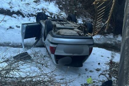 o masina in care se aflau patru persoane a cazut in albia paraului doamnei din judetul neamt care este starea victimelor 696b5c4440e61