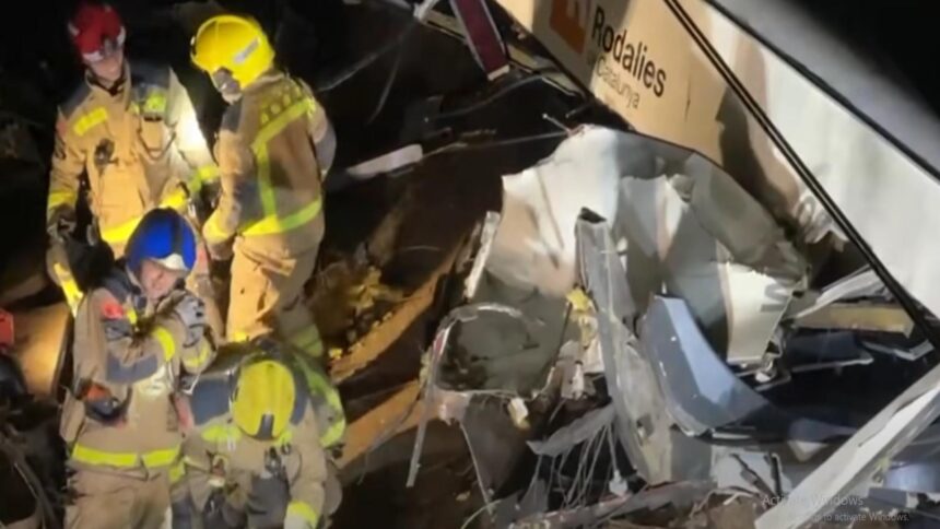 o noua tragedie in spania mecanicul a murit alte 37 de persoane sunt ranite dupa ce un tren cu navetisti a deraiat foto video 69707282238f7