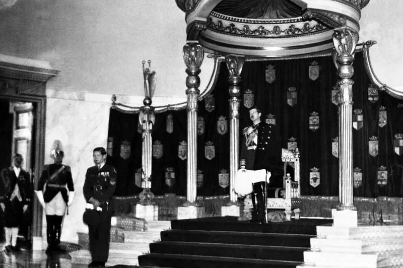 orasul fierbe pe gerurile bobotezei o roscata focoasa din iasi pe prima pagina cinici si libidinosi cum a trait iasul renuntarea lui carol la tron ce scria presa locala acum