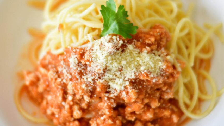 paste cu carne tocata si sos cremos de rosii un preparat gata in cateva minute 69775c0dde1fb