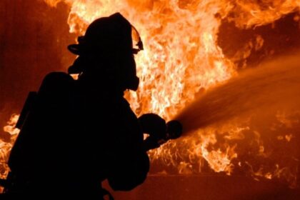 persoana imobilizata la pat salvata din casa cuprinsa de flacari 6958dd745442b